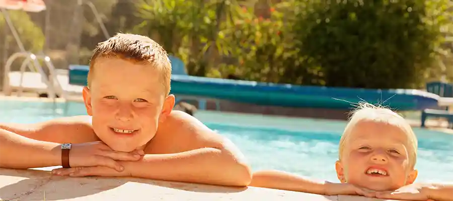 enfants piscine camping Sommières Gard