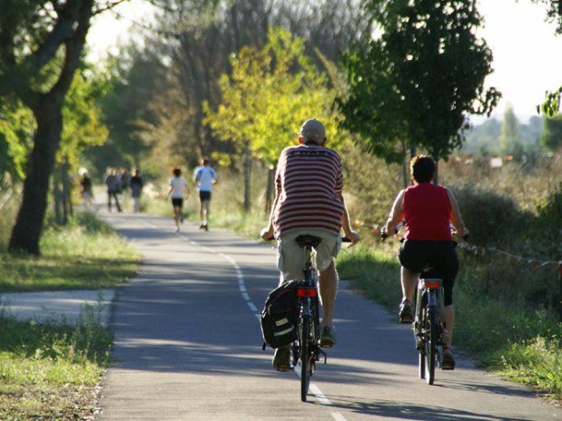 Touristes faisant du vélo