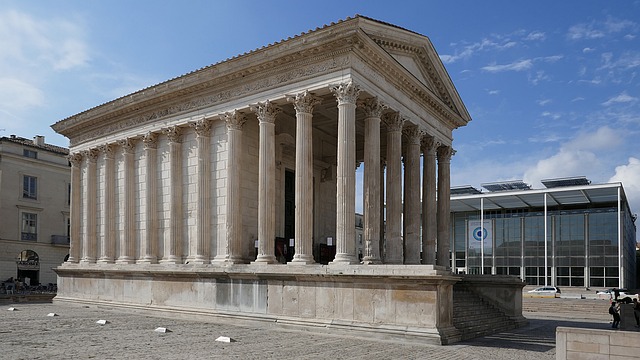 Vue extérieure Maison Carrée à Nîmes